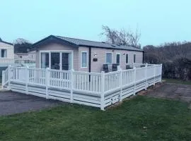 NEW STYLE HOLIDAY HOME, quiet location at Award winning Shorefield Country Park - ENTERTAINMENT PASSES INCLUDED!