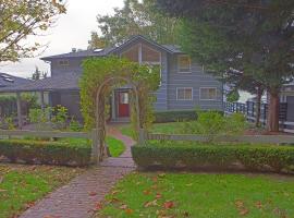 Four Stone Beach House, hotel with parking in Vashon