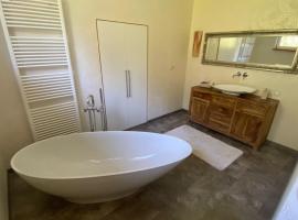 Klimaanlage, 5 Sterne Bahnhoftraum, 200qm Appartement "Waldzauber", 1200qm Garten, QR Code scannen für virtuellen Rundgang, Premium Ausstattung, hotel i Braunfels