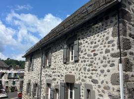 Charmante maison de village, hotel din Pierrefort