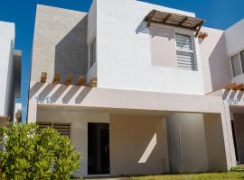 3 bedroom 3 bath, vacation home, gated community with ammenities, ξενοδοχείο σε La Florida