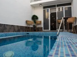 2BR-3BA Condo Block from Beach w Rooftop Jacuzzi