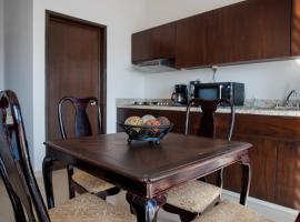 2br/2ba Condo 1 block to ocean! - Unit 7, hotel em Mazatlán