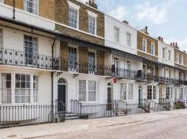 The Nomad House - Sea Views Overlooking the Square