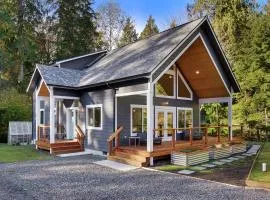 Indianola Cedar House- Brand new in 2024, Quality finishes, Wraparound Deck