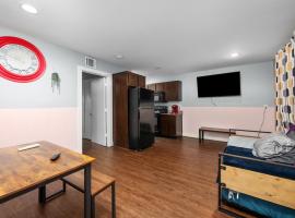 Chic & Cozy 1BR Apt with Free Parking & King Bed, hotel in Houston