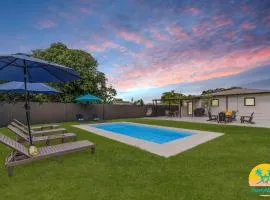 Boho Chic 3 Bed 2 Bath with Heated Pool & BBQ Great for Families
