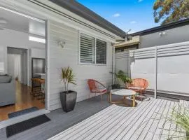 Relaxing 2-Bed Home Close to Beaches and Parks