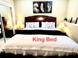 Cozy Walkout suite with King bed, Kitchen, Parking & Patio, hotel em Calgary