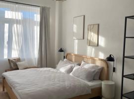 ApartNaest Radeberg - vollausgestattete 1 - 4 Zimmer Apartments I 24h flexibler mobiler Check-in via Link I Parkplatz auf Anfrage I Platz f&uuml;r bis zu 60 Personen, overnatningssted med k&oslash;kken i Radeberg