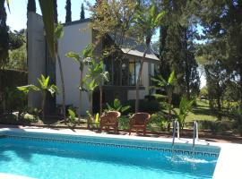 Loft surrounded by nature next to Seville with swimming pool and parking, Hotel in Espartinas