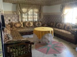 Apparemment familiale、MeknèsKatineのキッチン付きホテル