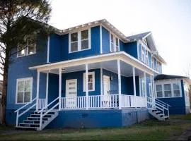 Blue Corner Luxe, Timeless Charm Near Downtown