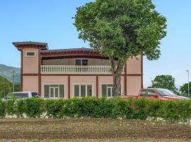 Beautiful Apartment In Lecce Nei Marsi, hotel v destinaci Gioia dei Marsi