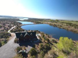 Beautiful Lake-Side 5 Bedroom Lodge, Hotel in Altamont