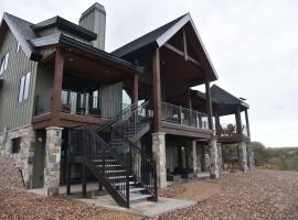 Spectacular And New Cliff Lake Lodge Six Lakes Resort, Hotel in Altamont