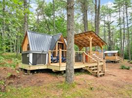 A-Frame Retreat with Inviting Hot Tub, hotel in Oxford