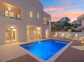 7 min from Center - 6BR Villa with Airport Shuttle