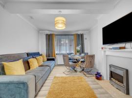 3 Bedrooms Homely House in Motherwell Sleeps 8 comfortably with 6 double beds Near Glasgow Edinburgh Free Private Parking Business Travellers Contractors Holiday Goers Near all Major transport links, ξενοδοχείο σε Carfin