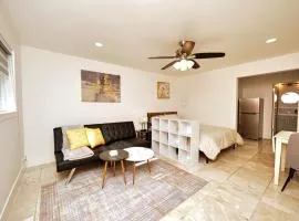 Molivu Homes Studio - PetFriendly - King Bed - W-D