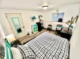 Private Room with Shared Bathroom on the 1st Floor 10 minutes walk to University of Washington