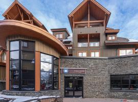 Mountain Retreat Corner Suite -Pool - Hot Tub & Spa Escape, hotel em Canmore