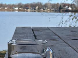 20 Minutes de Montréal, 1 chambre et 2 lits pour maximum 4 personnes, pet-friendly hotel in Pointe-Calumet