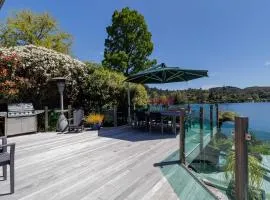 The Bach - Luxury Waterfront Living with Spa Pool