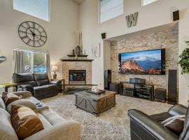 Monument Gym Trails & Lake Dog Friendly Hot Tub, hotel v destinaci Monument