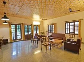 Villa close to Rock beach-Family Room