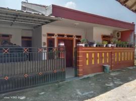 Jowo guest house, hotel di Cibanten