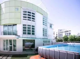 GeorgeTown Codrington 6BR KTV BBQ Pool Bungalow 28Pax