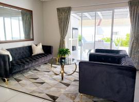 Elegant & Modern Home near Cape Winelands, βίλα σε Oakdale