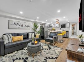2 BR ground-level suite in a bungalow with full kitchen, parking, and 20 mins to Downtown, hotel in Toronto
