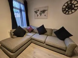 Contractors, City Centre, 4 Double Rooms, 3 Showers-Toilets, Sleeps 10, 4 TVs