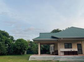 Casa Carmencita Cebu - Ocean and garden villa in Asturias, Cebu, hotel v destinaci Asturias