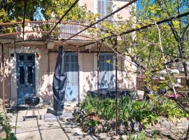 1920's house with GARDEN & SEA VIEW near Historic Centre, hotel a Grasse