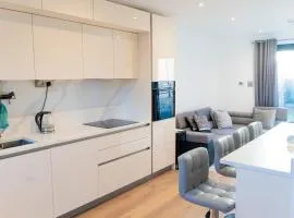 Modern Entire Unit 3BR, 3BA, balcony, 86inch TV - 15mins to city