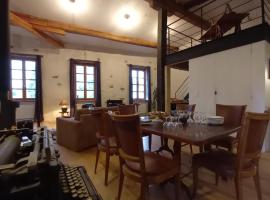 Loft Sur l'Alzeau, hotel in Montolieu