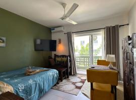 Studio Apartment In Fumba, hotel i Zanzibar by
