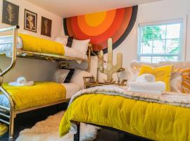 Eccentric Bungalow East Nash Unique Design, hotel v destinaci Nashville