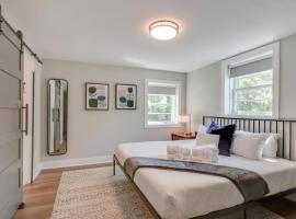 Beautiful Bungalow Historic Franklin Quadplex, hotel v destinaci Franklin