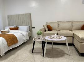 The Urban Retreat, hotel com piscina em Ruaka