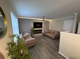 Modern 2-Bedroom Apartment Near Manchester with Free Parking