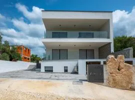 Apartments Villa Leonard - Modern Stay with Private Rooftop Jacuzzi & Sea Views, Barbariga, Vodnjan, Istria, Croatia
