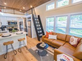 Tiny home Fire Pit Fishing Pond BBQ Sage Cabin, tiny house in Gatlinburg