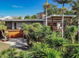 Pet friendly-walk to off leash beach and cafes with an outdoor shower and bath