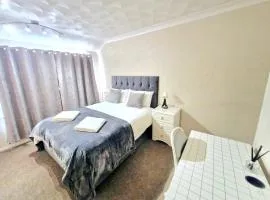 Cosy Luxurious Large 3 bedroom house, free parking, free WiFi