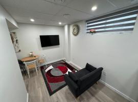 Luxury 2 Bedroom Basement Suite，溫尼伯的小屋