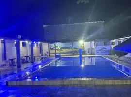 Chalé com piscina e churrasqueira